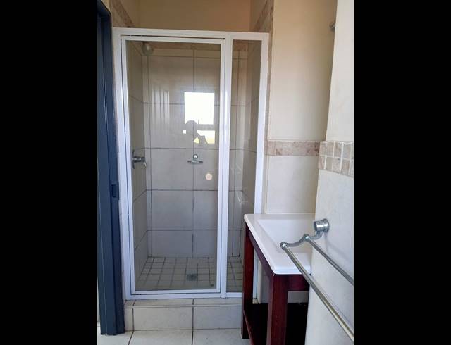 2 bed property to rent in ILLOVO BEACH